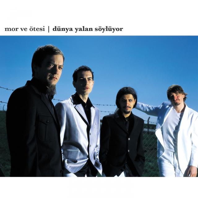 Album cover art for Dünya Yalan Söylüyor